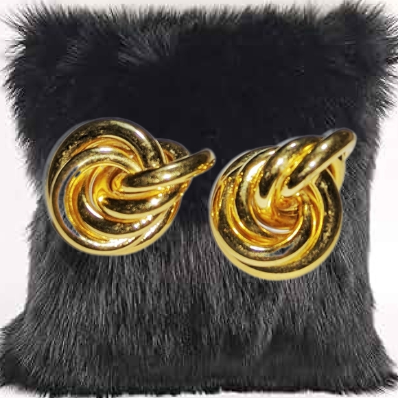 .🎄10/$20. ~Gold Tone Pierced Earrings - Picture 2 of 3